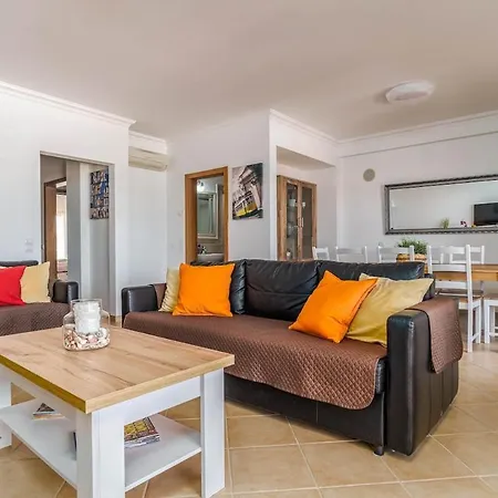 Apartman Bright 3-br In With Shared Pool By Lisbeyond