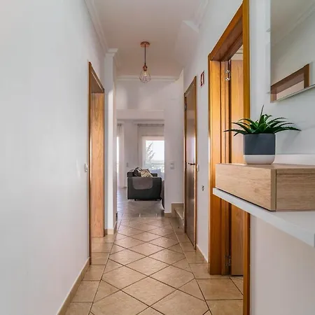 Spacious 3br Flat In - Minutes From Zoomarine & Beaches Apartamento