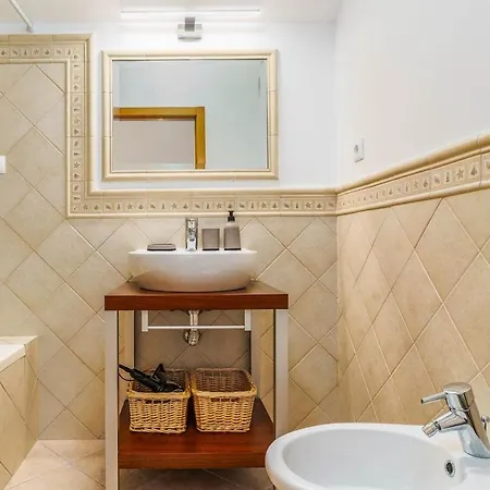 Apartman Bright 3-br In With Shared Pool By Lisbeyond