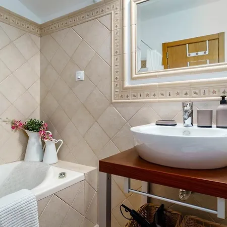 Spacious 3br Flat In - Minutes From Zoomarine & Beaches Guia (Faro)