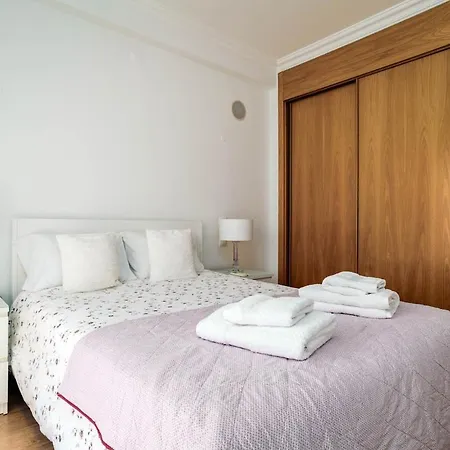 Bright 3-br In With Shared Pool By Lisbeyond Apartman