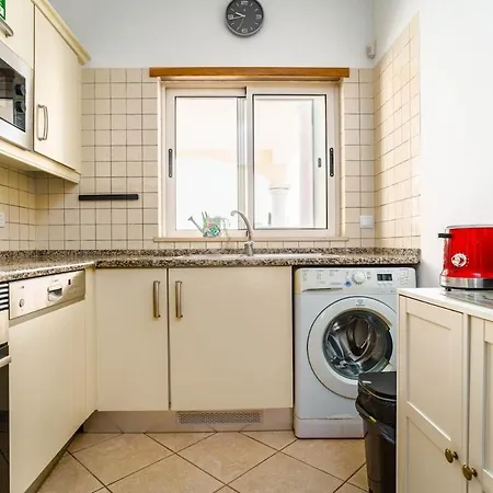 Bright 3-br In With Shared Pool By Lisbeyond Apartman