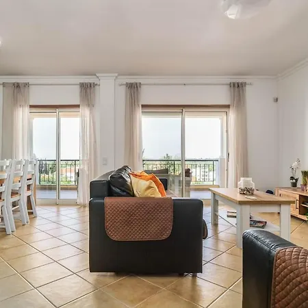 Bright 3-br In With Shared Pool By Lisbeyond