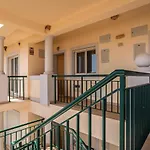 Bright 3-br In With Shared Pool By Lisbeyond