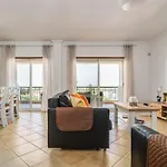 Bright 3-br In With Shared Pool By Lisbeyond