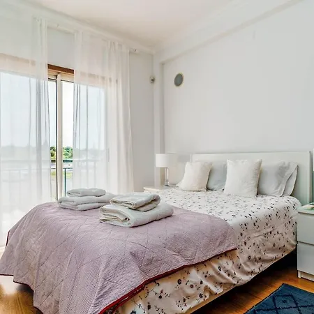 Διαμέρισμα Bright 3-br In With Shared Pool By Lisbeyond