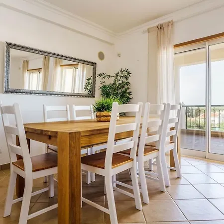 Bright 3-br In With Shared Pool By Lisbeyond